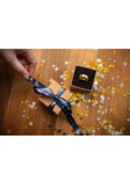 Lacivert Kurdele Üzerine Altın Yazılı Şerit fırsatları