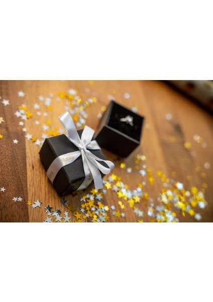 Beyaz Zemin Üzerine Altın Yazılı Kurdele Şerit indirimleri