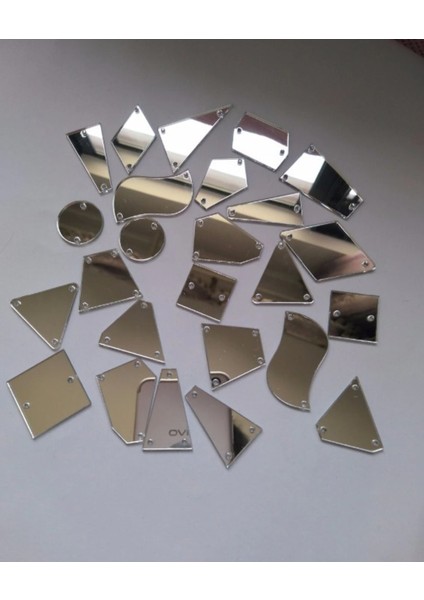 Yeşil Akrilik 5 Delikli Yapışkanlı Küpe Modeli, Şık ve Kullanışlı Aksesuar Seçeneği