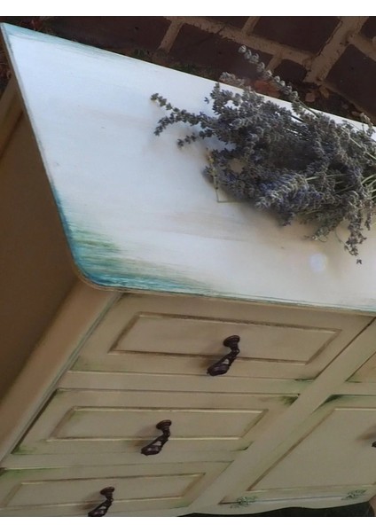 Krem Eskitme 5 Çekmeceli Vintage Komodin