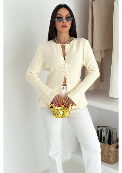 Kadın Volanlı 12 Düğmeli Premium Triko Hırka – Zarif & Yumuşak Dokulu