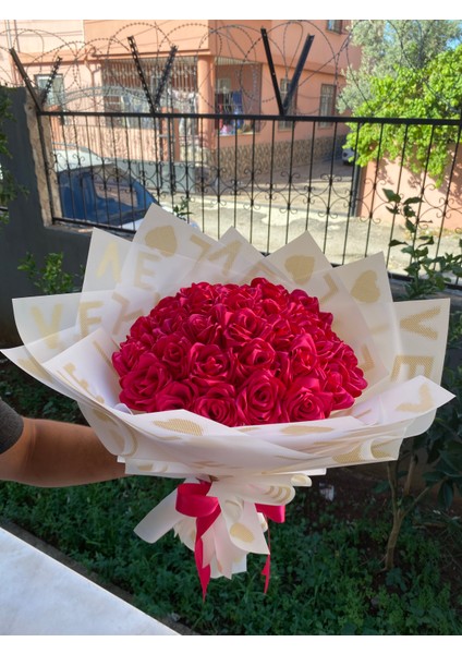 30’ Lu Yapay Kurdaleden Buket Yapay Cicek Pembe Love Detaylı Solmayan Gül Ömürlük Gül Buketi fiyatları