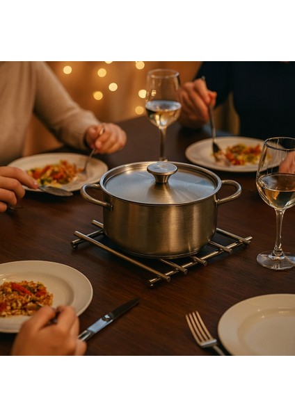 Isıya Dayanıklı Şık Krom Nihale – Tencereler Için Güvenli Stand modelleri