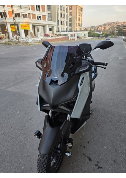 Yamaha Xmax Techmax Siperlik Ön Cam 2025 Model 39CM Siyah Renkli 4mm Asansörlü modelleri