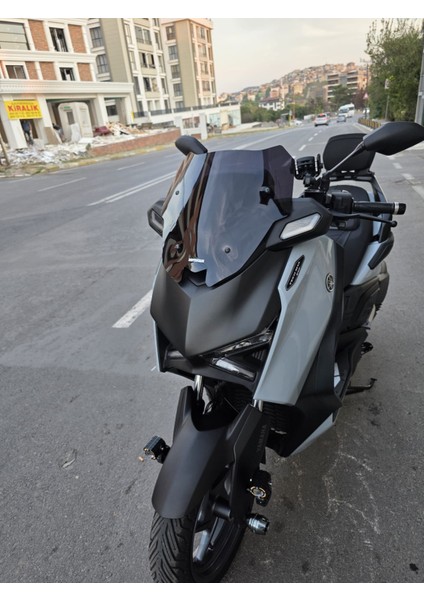 Yamaha Xmax Techmax Siperlik Ön Cam 2025 Model 39CM Siyah Renkli 4mm Asansörlü