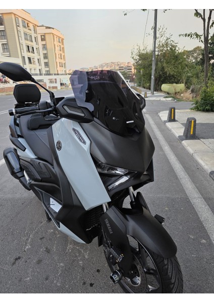 Yamaha Xmax Techmax Siperlik Ön Cam 2025 Model 39CM Siyah Renkli 4mm Asansörlü
