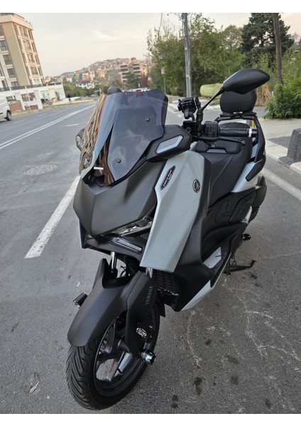 Yamaha Xmax Techmax Siperlik Ön Cam 2025 Model 39CM Siyah Renkli 4mm Asansörlü