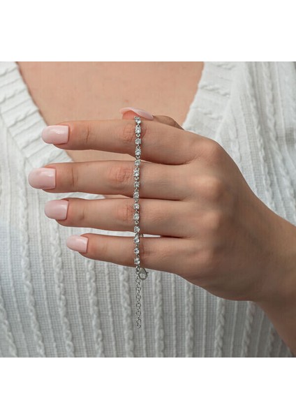 Su Yolu Kare Beyaz Taşlı 925 Ayar Gümüş Bileklik