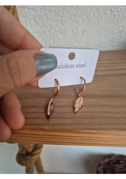 Yaprak Model Çelik Küpe Rose Gold Taş Detaylı Kibar Şık Model fiyatları