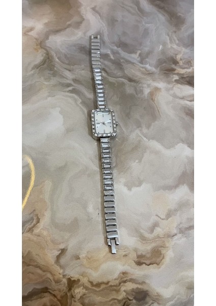 Yeni Sezon Zirkonyum Taşlı Kadın Saat fırsatları