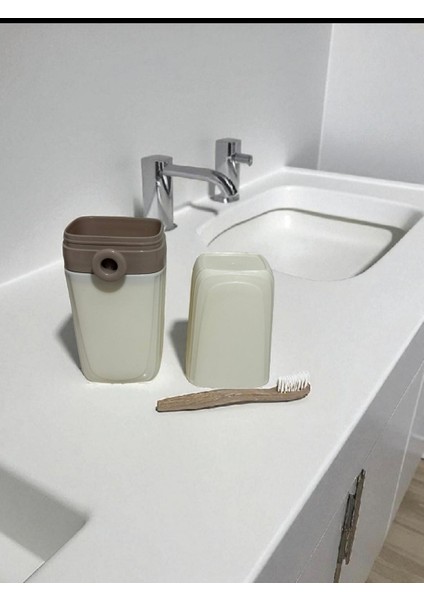 Kapaklı Diş Fırçalık & Seyahat Saklama Kabı – Çok Amaçlı Hijyen Kutusu