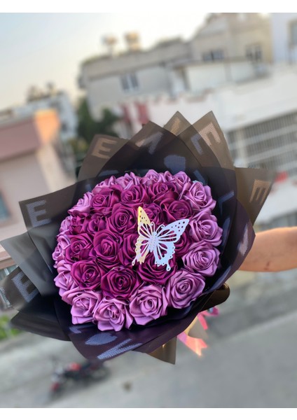 Solmayan Yapay Gül Ortası Koyu Kenarları Açık Mor Kelebekli Solmayan Yapay Gul Buketi Yapay Cicek 30'lu LED Li
