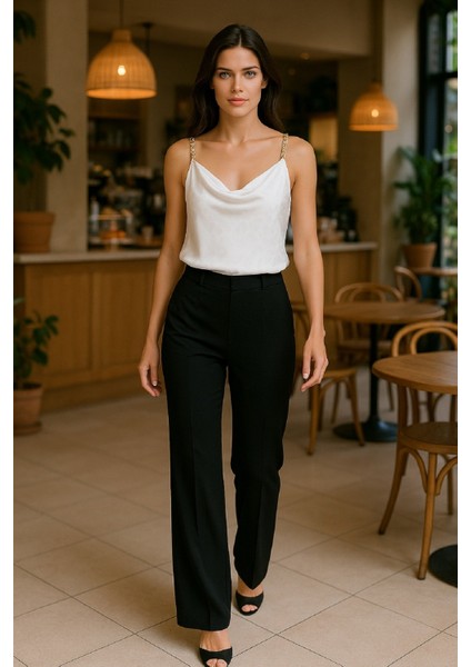 Zincir Askılı Degaje Yaka Görünümlü Jakarlı Saten Bluz