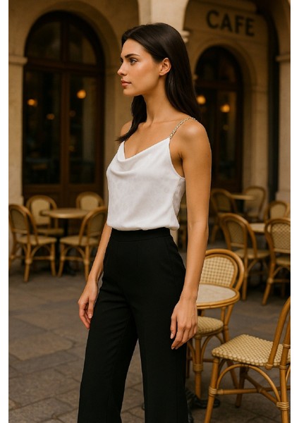 Zincir Askılı Degaje Yaka Görünümlü Jakarlı Saten Bluz modelleri