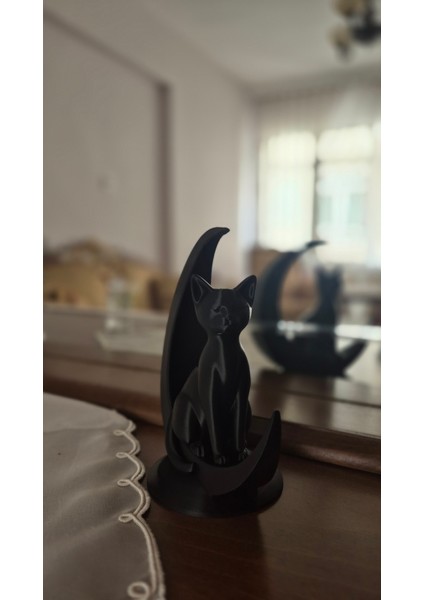 Ay Üzerinde Zarif Kedi Figürü – Dekoratif Biblo ve Şık Aksesuar fiyatları