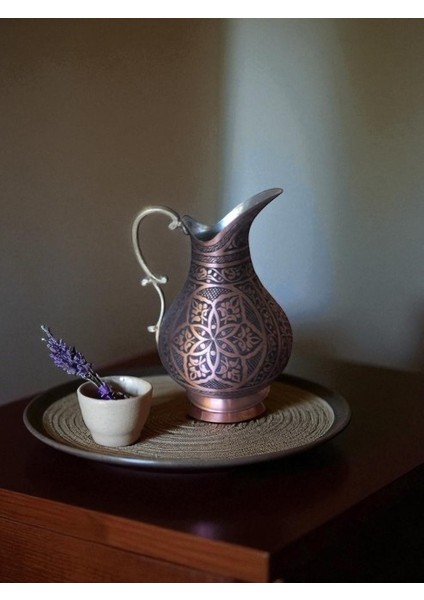 - El Yapımı El Dövmesi Oyma Işlemeli Kalın Bakır Sürahi – 2 Litre Kapasiteli, Selçuklu Motifli, Kalaylı Sağlıklı ve Dekoratif Su, Şerbet, Ayran ve Limonata Sunum Sürahisi