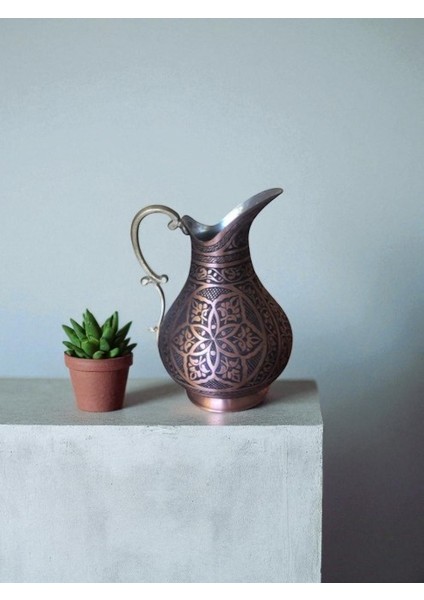 - El Yapımı El Dövmesi Oyma Işlemeli Kalın Bakır Sürahi – 2 Litre Kapasiteli, Selçuklu Motifli, Kalaylı Sağlıklı ve Dekoratif Su, Şerbet, Ayran ve Limonata Sunum Sürahisi modelleri