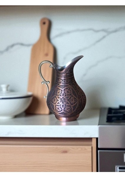 - El Yapımı El Dövmesi Oyma Işlemeli Kalın Bakır Sürahi – 2 Litre Kapasiteli, Selçuklu Motifli, Kalaylı Sağlıklı ve Dekoratif Su, Şerbet, Ayran ve Limonata Sunum Sürahisi indirimleri