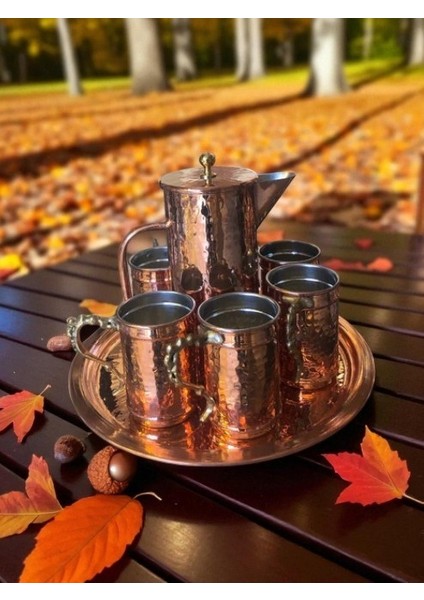 - El Yapımı El Dövmesi Kapaklı Bakır Sürahi Takımı – 2 Litre Kapasiteli Sürahi + 6 Adet 400 cc Bardak + 35 cm Tepsi – Sağlıklı Kalaylı Bakır Su, Şerbet, Ayran ve Içecek Sunum Seti