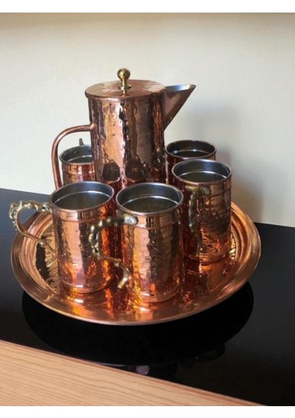 - El Yapımı El Dövmesi Kapaklı Bakır Sürahi Takımı – 2 Litre Kapasiteli Sürahi + 6 Adet 400 cc Bardak + 35 cm Tepsi – Sağlıklı Kalaylı Bakır Su, Şerbet, Ayran ve Içecek Sunum Seti