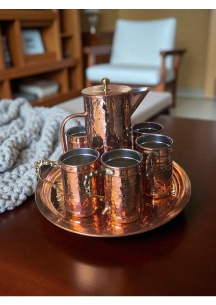 - El Yapımı El Dövmesi Kapaklı Bakır Sürahi Takımı – 2 Litre Kapasiteli Sürahi + 6 Adet 400 cc Bardak + 35 cm Tepsi – Sağlıklı Kalaylı Bakır Su, Şerbet, Ayran ve Içecek Sunum Seti