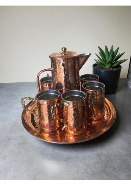 - El Yapımı El Dövmesi Kapaklı Bakır Sürahi Takımı – 2 Litre Kapasiteli Sürahi + 6 Adet 400 cc Bardak + 35 cm Tepsi – Sağlıklı Kalaylı Bakır Su, Şerbet, Ayran ve Içecek Sunum Seti