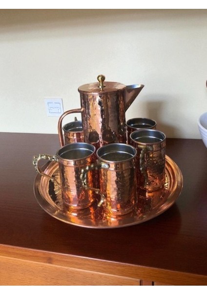 - El Yapımı El Dövmesi Kapaklı Bakır Sürahi Takımı – 2 Litre Kapasiteli Sürahi + 6 Adet 400 cc Bardak + 35 cm Tepsi – Sağlıklı Kalaylı Bakır Su, Şerbet, Ayran ve Içecek Sunum Seti