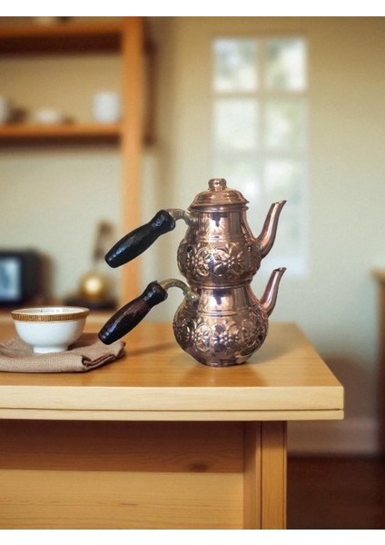 - El Işçiliği Işlemeli Bakır Çaydanlık – 1.5 Litre Kapasiteli, Iki Kapaklı, Geleneksel Sunum Çaydanlığı – Misafir Sunumlarına Özel Şık Bakır Çaydanlık