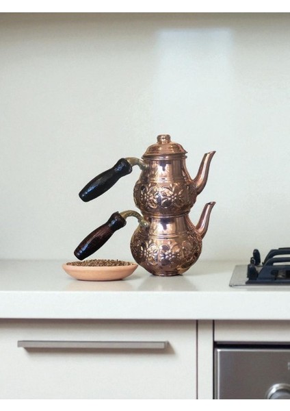 - El Işçiliği Işlemeli Bakır Çaydanlık – 1.5 Litre Kapasiteli, Iki Kapaklı, Geleneksel Sunum Çaydanlığı – Misafir Sunumlarına Özel Şık Bakır Çaydanlık fırsatları