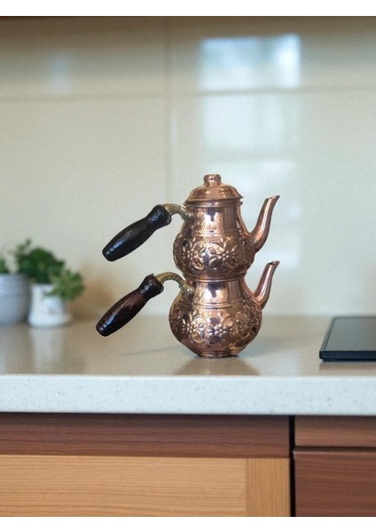 - El Işçiliği Işlemeli Bakır Çaydanlık – 1.5 Litre Kapasiteli, Iki Kapaklı, Geleneksel Sunum Çaydanlığı – Misafir Sunumlarına Özel Şık Bakır Çaydanlık indirimleri