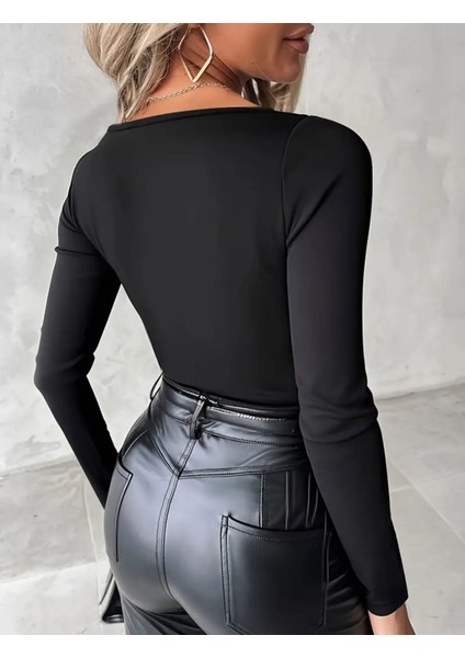Kadın Siyah Uzun Kollu Dekolteli Bluz Altın Rengi Detaylı Göğüs Dekolteli fırsatları