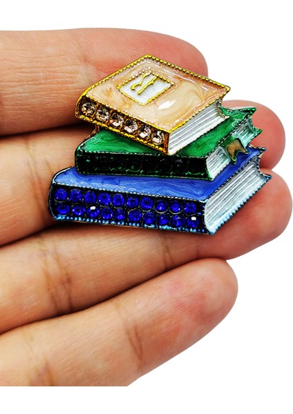 Kitap Aşkı Broşu – Renkli Taşlı Kitap Figürlü Zarif Takı