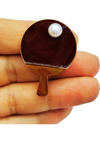 Inci Detaylı Masa Tenisi Raketi Tasarım Broş – Spor ve Şıklığı Buluşturan Kadın Takı Aksesuarı