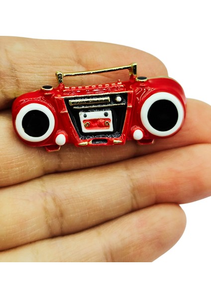 Retro Kırmızı Boombox Radyo Tasarım Broş – Vintage Müzik Severler Için Şık Aksesuar