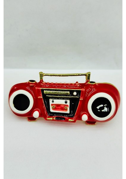 Retro Kırmızı Boombox Radyo Tasarım Broş – Vintage Müzik Severler Için Şık Aksesuar fiyatları