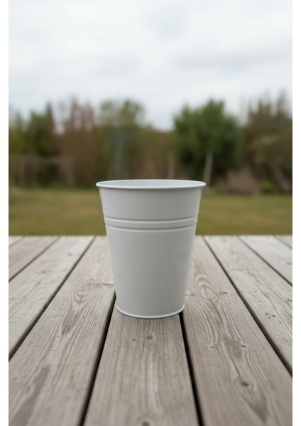 Konik Metal Saksı & Vazo Beyaz - 25 cm Dekoratif Çok Amaçlı Renkli Çiçeklik (25X23/15 Cm) fırsatları