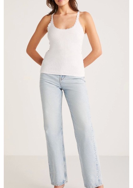 Kadın Beyaz Normal Kalıp Dantel Detalı Ince Askılı Oyuk Yaka Atlet fiyatları