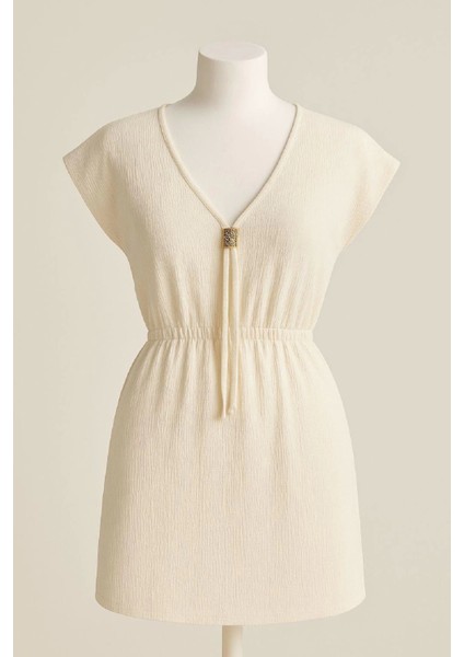 Kadın Beyaz Yanları Yırtmaçlı Tokalı V Yaka Mini Plaj Elbisesi modelleri