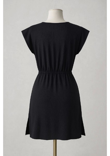 Kadın Siyah Yanları Yırtmaçlı Tokalı V Yaka Mini Plaj Elbisesi