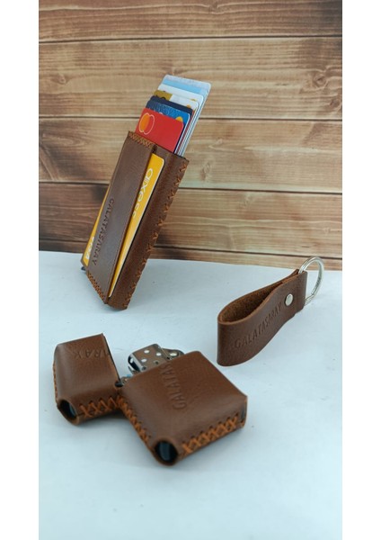 Galatasaray Kişiye Özel Hakiki Deri Mekanizmalı Kartlık , Anahtarlık ve Benzinli Çakmak 3 Lü Set