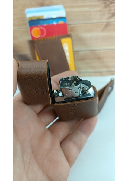 Galatasaray Kişiye Özel Hakiki Deri Mekanizmalı Kartlık , Anahtarlık ve Benzinli Çakmak 3 Lü Set modelleri