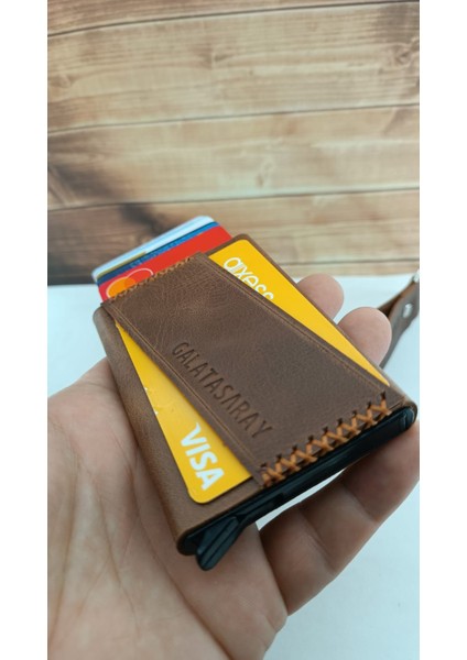 Galatasaray Kişiye Özel Hakiki Deri Mekanizmalı Kartlık , Anahtarlık ve Benzinli Çakmak 3 Lü Set indirimleri