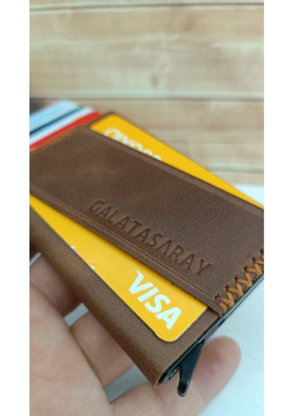 Galatasaray Kişiye Özel Hakiki Deri Mekanizmalı Kartlık ve Deri Kılıflı Benzinli Çakmak 2 Li Set