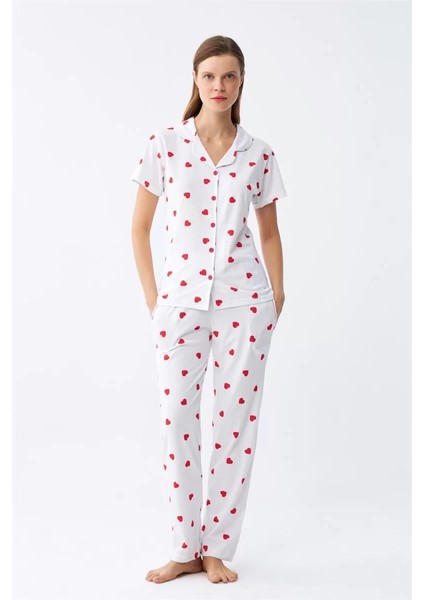 Kadın Beyaz Kırmızı Kalpli Önden Düğmeli Pijama Takımı