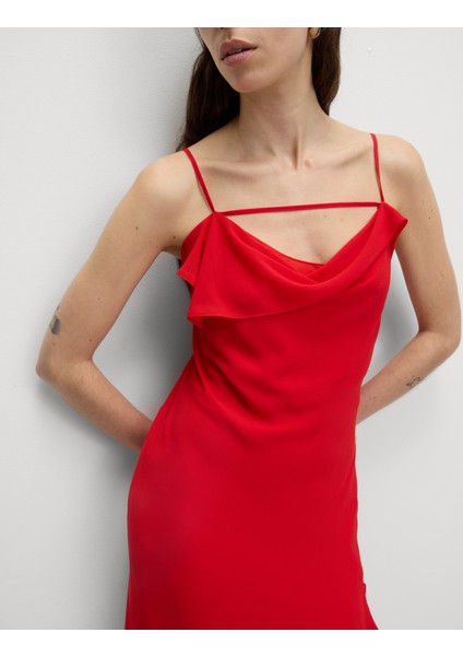 Dökümlü Yakalı Midaxi Askılı Elbise