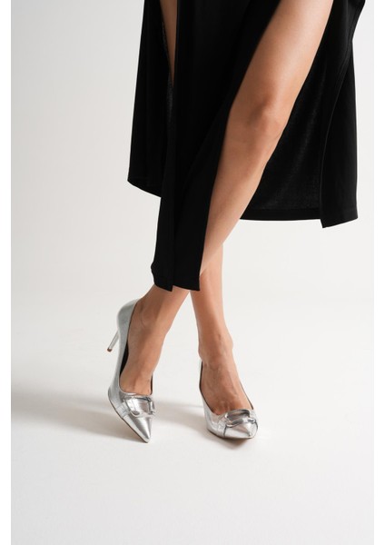 Corine Kadın Siyah Metal Aksesuarlı Sivri Burun Yüksek İnce Topuklu Ayakkabı Stiletto (9 CM) indirimleri