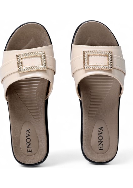 Gün Boyu Rahatlık Sağlayan, Tokalı Tasarımlı ve Kaliteli Malzemeden Üretilmiş Kadın Ortopedik Terlik