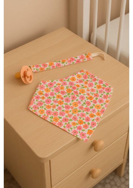 Kız Bebek Önlük ve Emzik Askısı Pamuklu Kumaş ve Çiçek Desenli modelleri