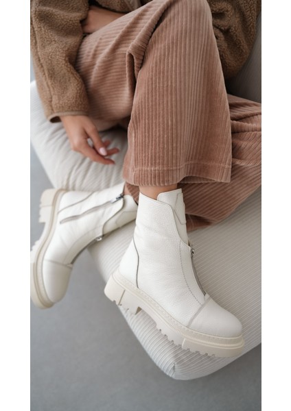 Mena Hakiki Deri Küt Burunlu Ön Kısımda Fermuar Aksesuarlı Kadın Bot- Ekru