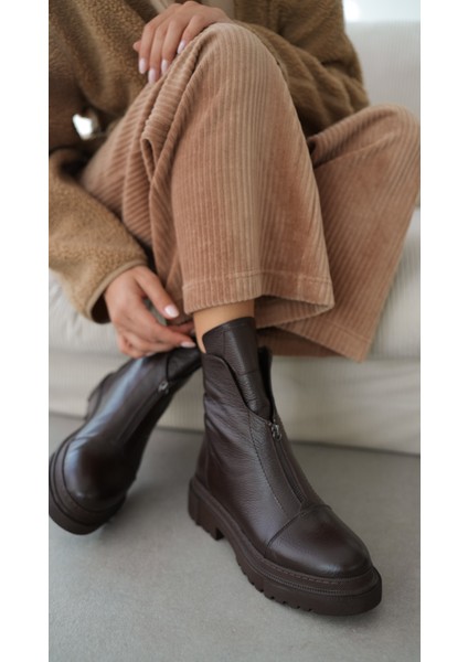 Mena Hakiki Deri Küt Burunlu Ön Kısımda Fermuar Aksesuarlı Kadın Bot- Acı Kahve